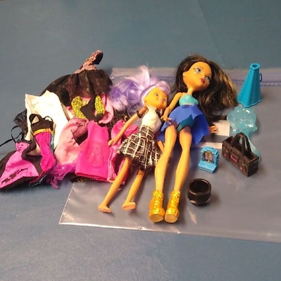 Monsters High Cleo De Nile Cheer  & friend with Accessories - Picture 1 of 6